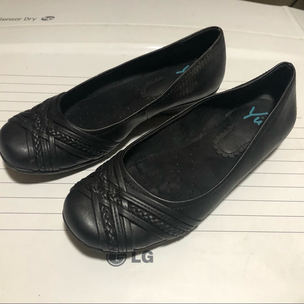 Yuu black flats size 7.5